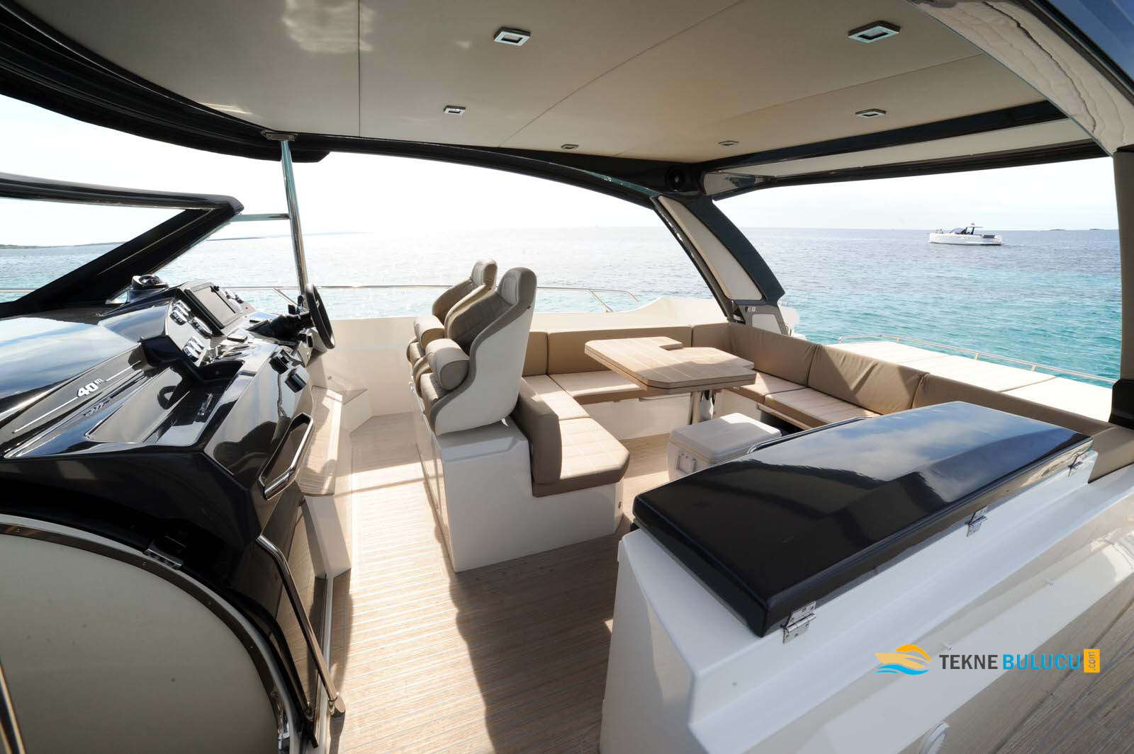 Absolute 40 2004 iç mekan 1