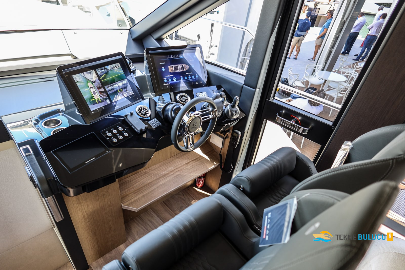 Absolute 52 Fly 2015 iç mekan 1