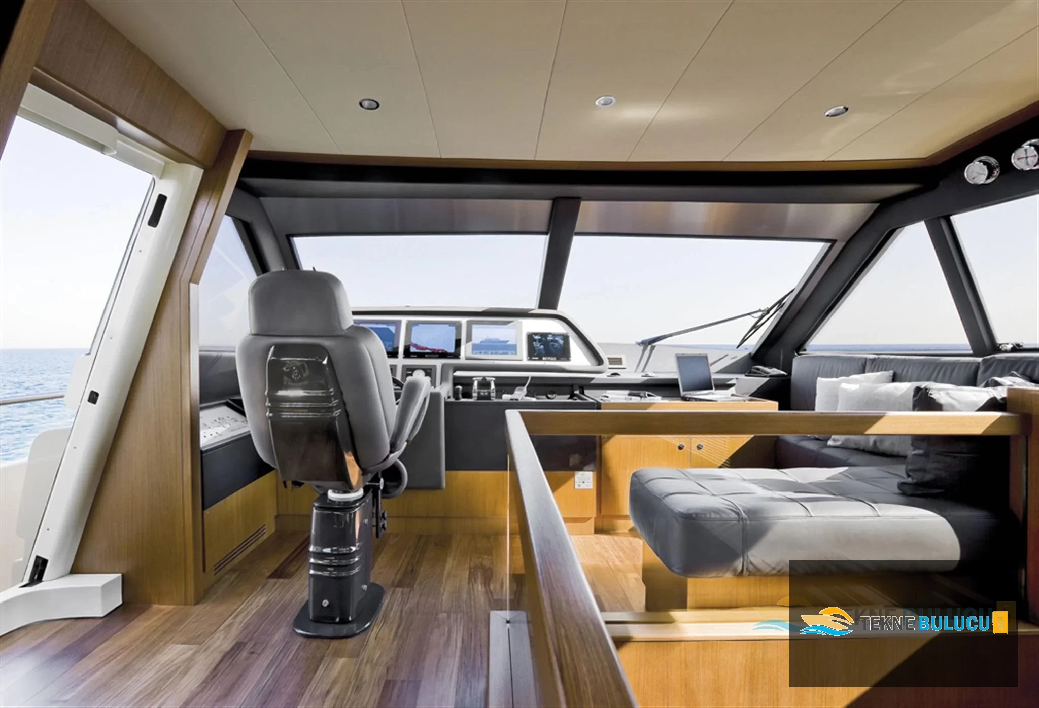 Ferretti Altura 840 2009 iç mekan 2