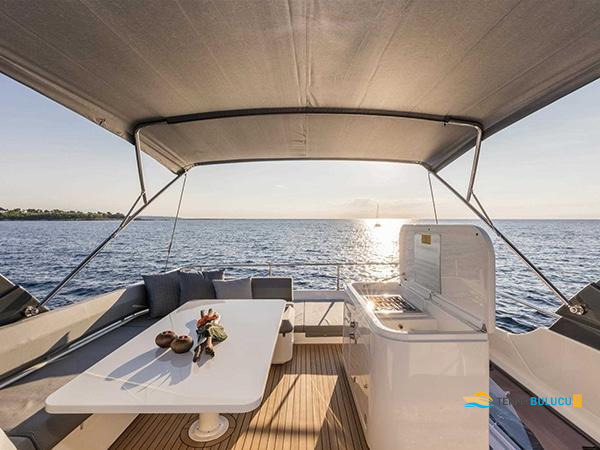 Ferretti 700 2016 iç mekan 3