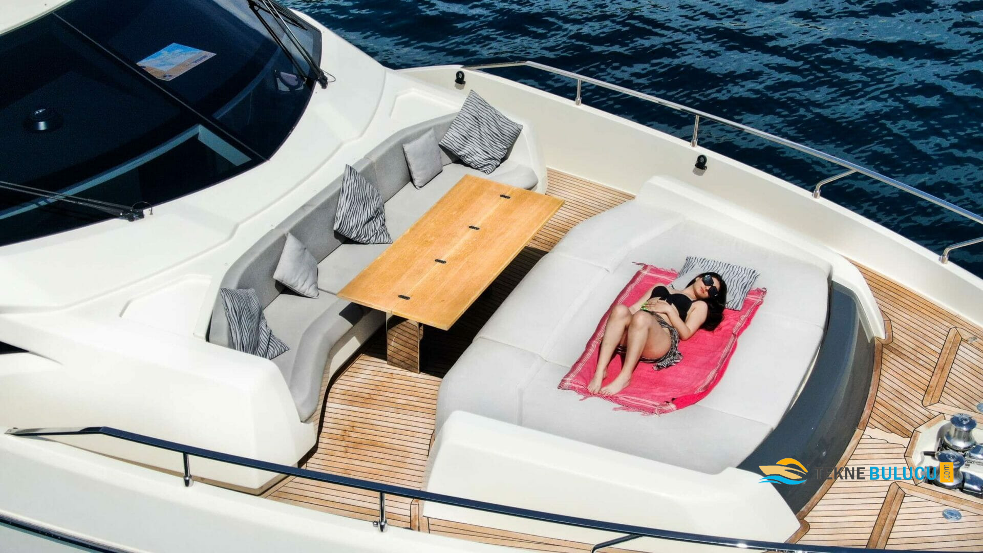 Ferretti 850 2021 iç mekan 3