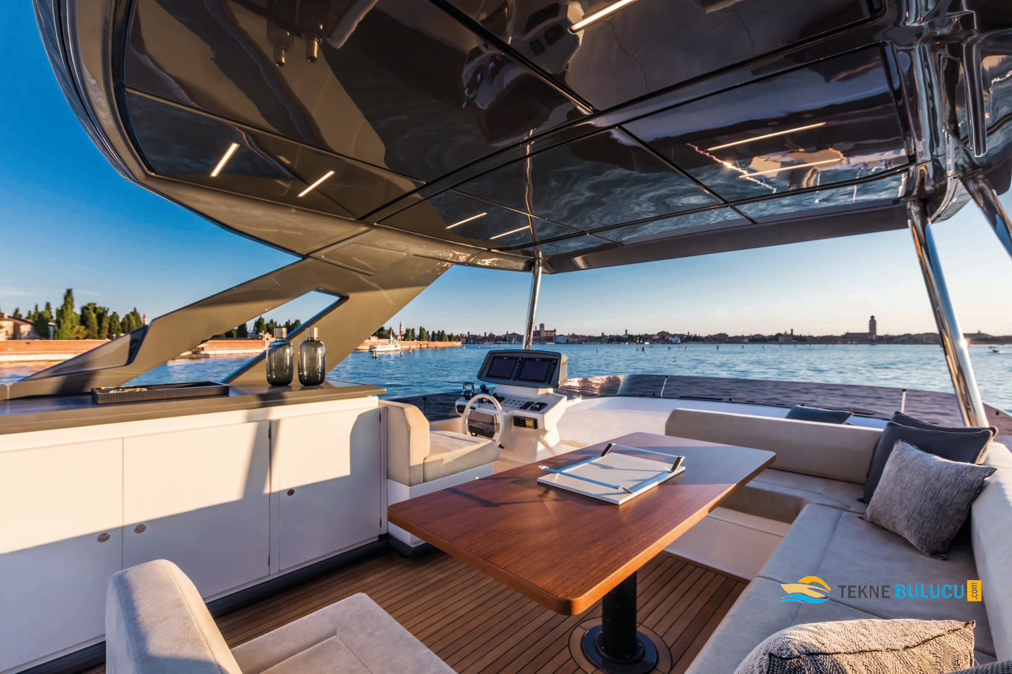 Ferretti 670 2024 iç mekan 2