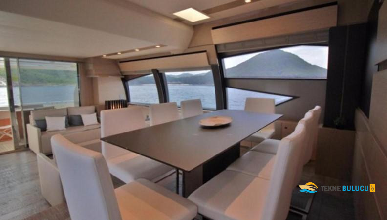 Ferretti 720 2022 iç mekan 2