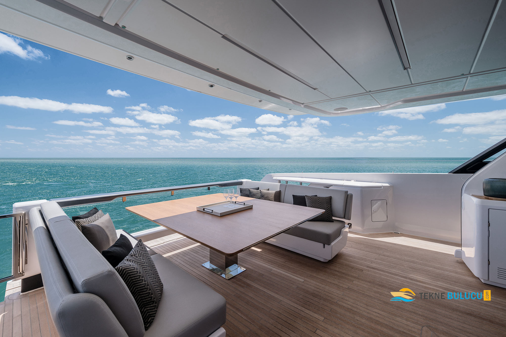 Ferretti 860 2026 iç mekan 1