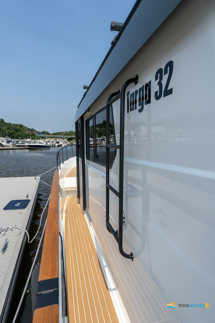 Azimut 32 Targa 1980 iç mekan 3
