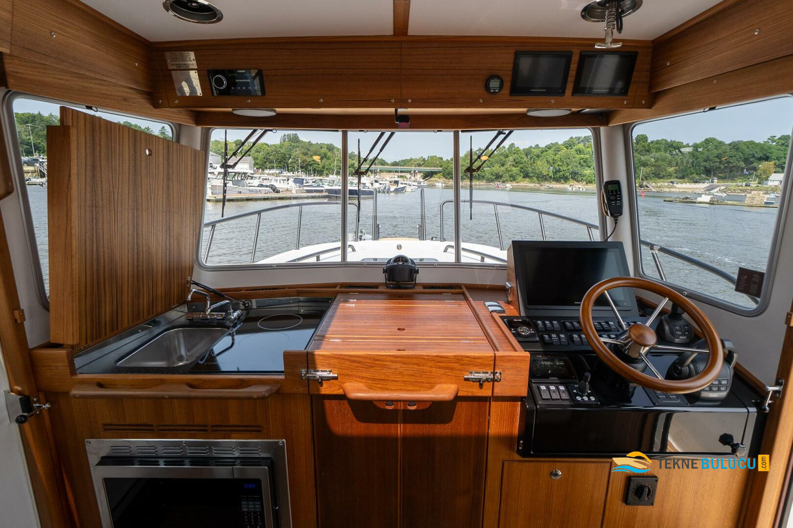 Azimut 32 Targa 1981 iç mekan 3