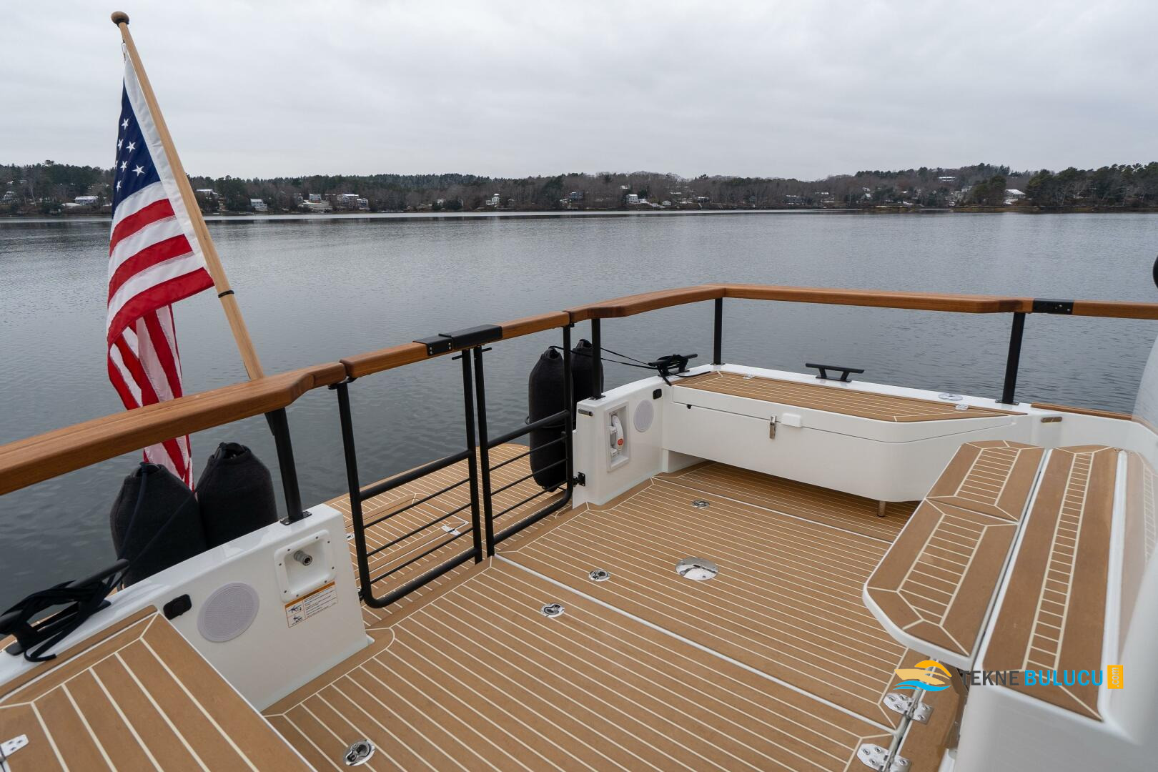 Azimut 32 Targa 1982 iç mekan 3