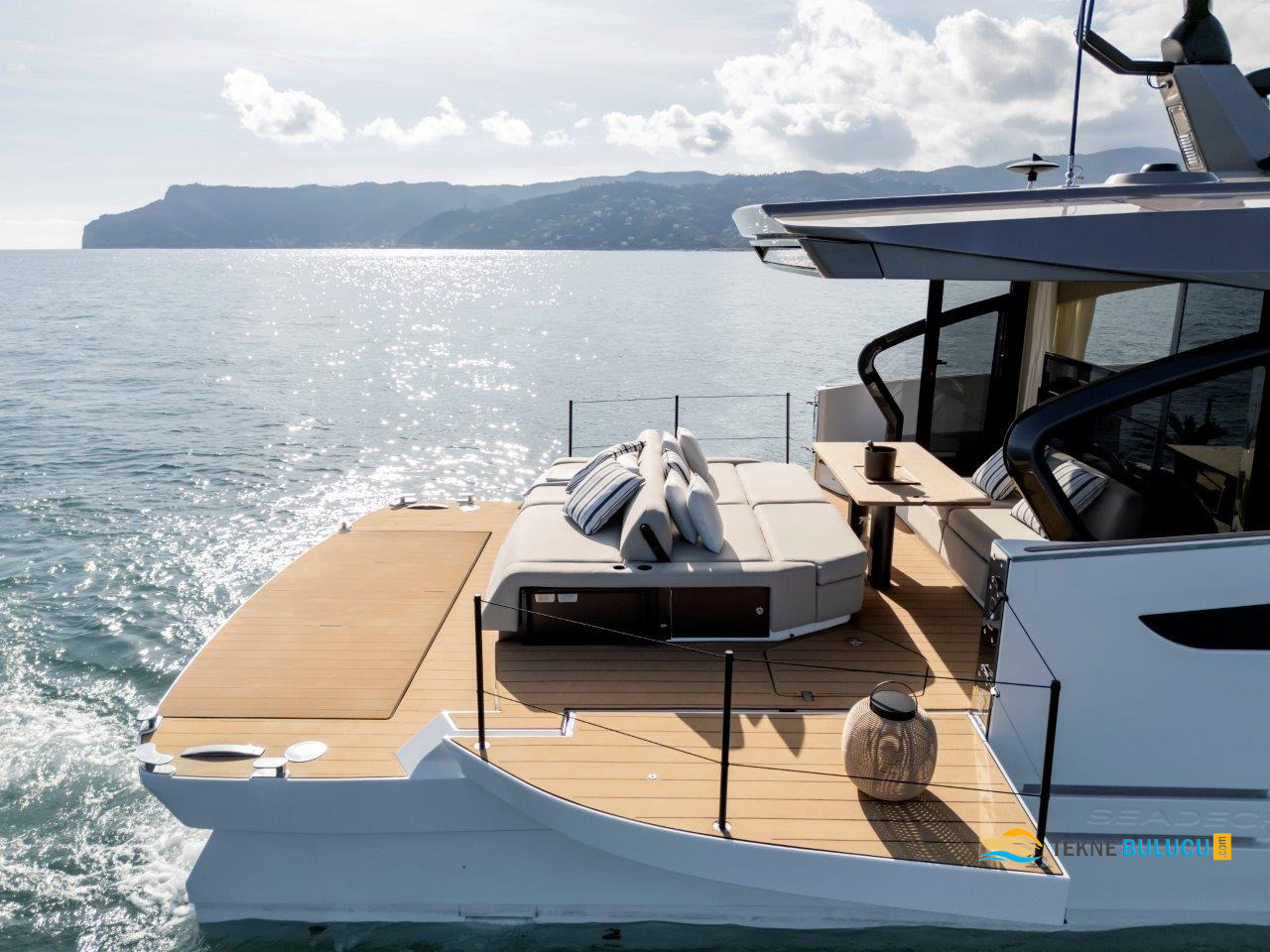 Azimut Seadeck 6 2024 iç mekan 1