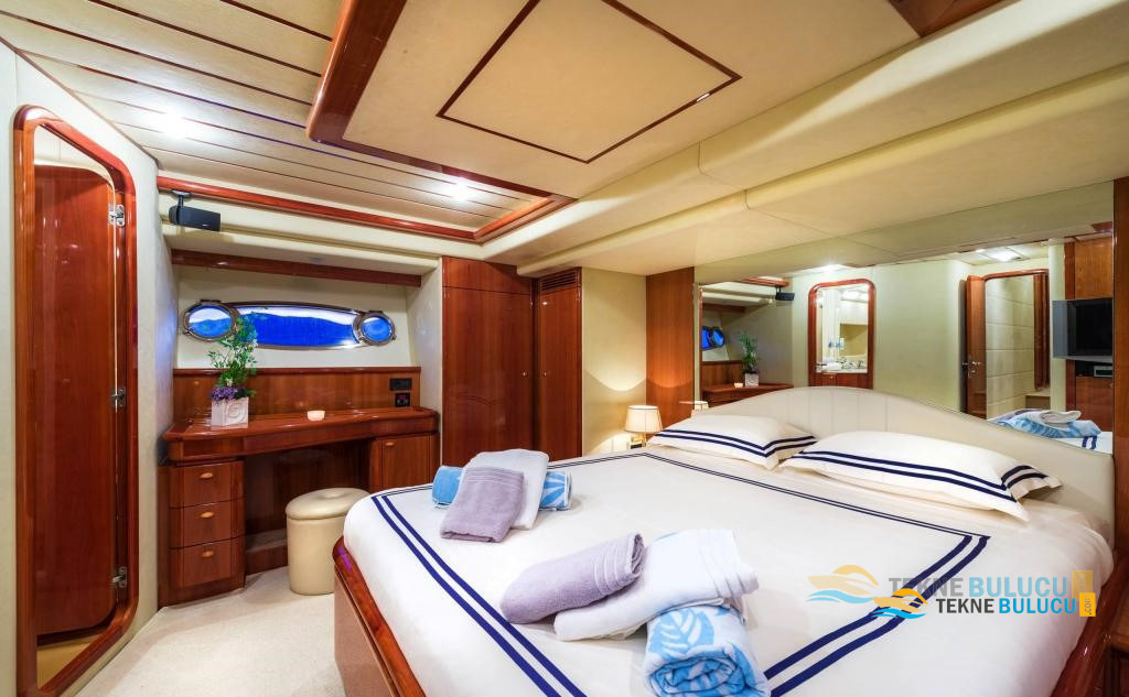 Ferretti 730 2002 iç mekan 2