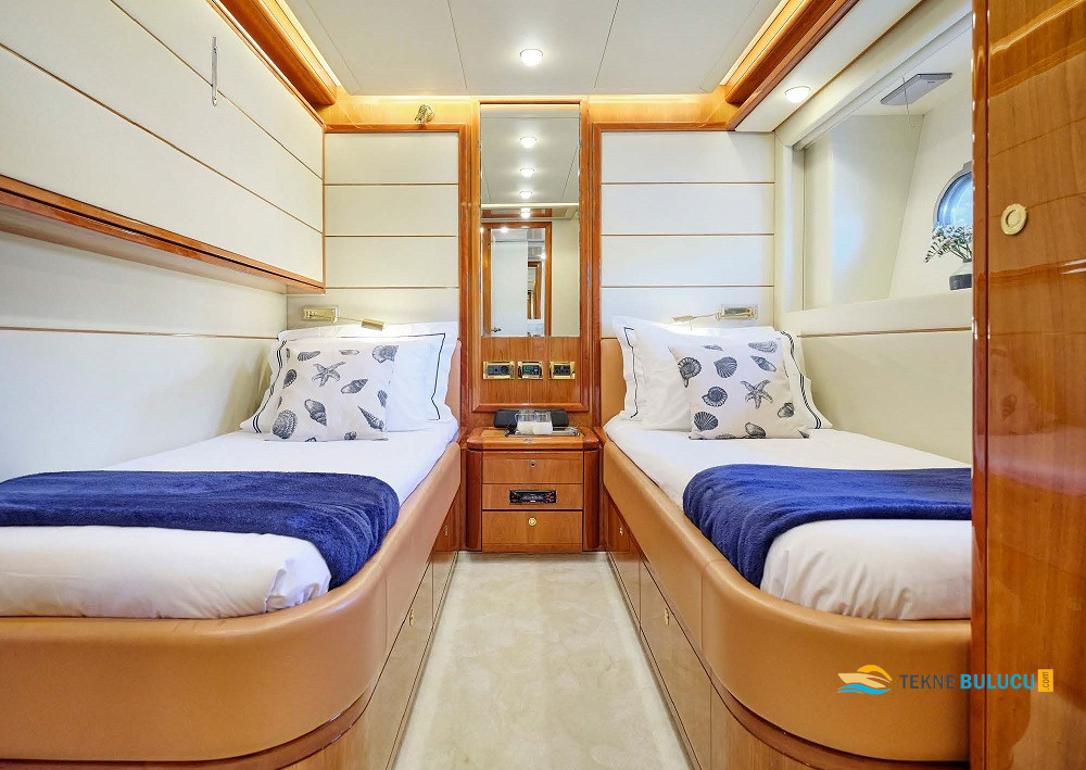 Ferretti 880 2004 iç mekan 2