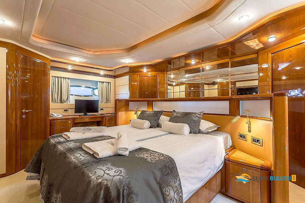 Ferretti 880 2005 iç mekan 3