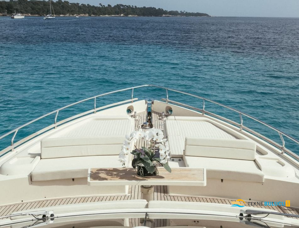 Ferretti Altura 690 2005 iç mekan 2