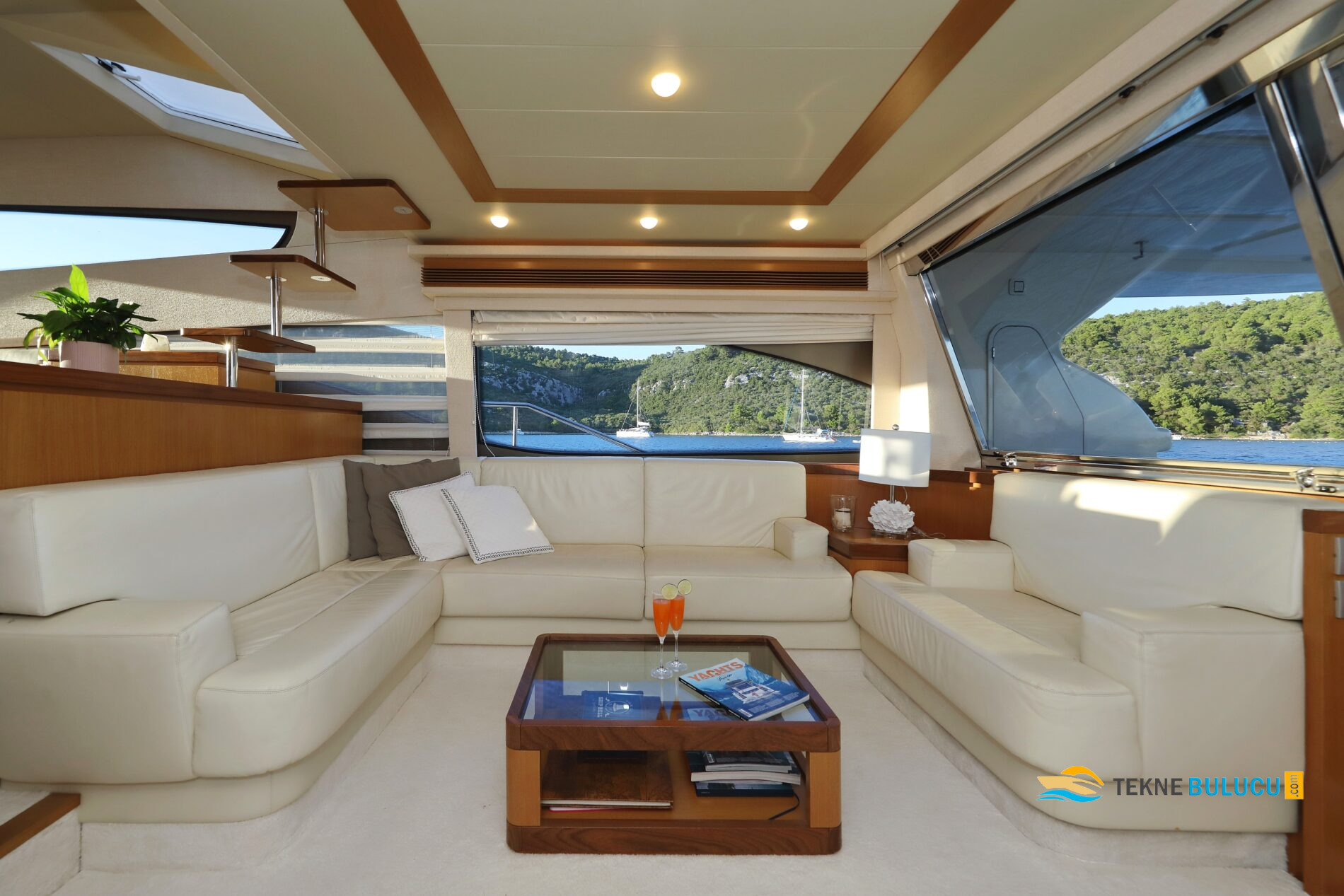 Ferretti 681 2006 iç mekan 2