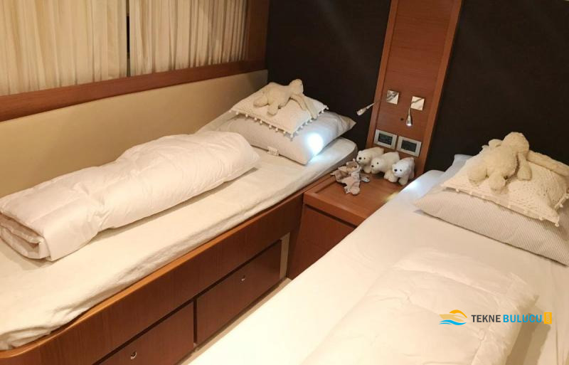 Ferretti 592 2008 iç mekan 3